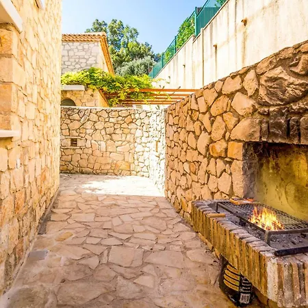 Maria Vasilikos Xirokástellon